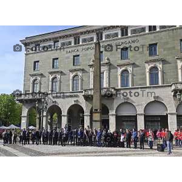 Tiziano Manzoni/LaPresse 5--04- 2024 Bergamo, Italia Cronaca piazza Vittorio Veneto passaggio bandiera Fanti Italia da Angeloni assessore al Sindaco di Trieste Roberto Dipiazza.