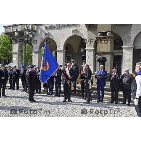 Tiziano Manzoni/LaPresse 5--04- 2024 Bergamo, Italia Cronaca piazza Vittorio Veneto passaggio bandiera Fanti Italia da Angeloni assessore al Sindaco di Trieste Roberto Dipiazza.