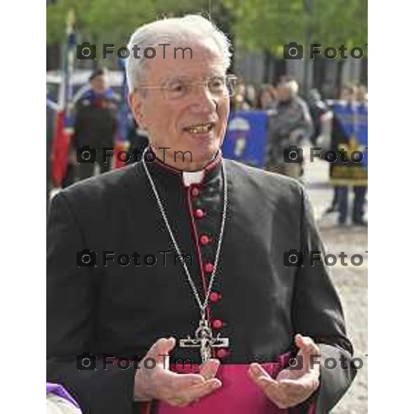 Tiziano Manzoni/LaPresse 5--04- 2024 Bergamo, Italia Cronaca piazza Vittorio Veneto passaggio bandiera Fanti Italia da Angeloni assessore al Sindaco di Trieste Roberto Dipiazza assistente ecclesiastico dei Fanti bergamaschi Don Daniel Boscaglia.