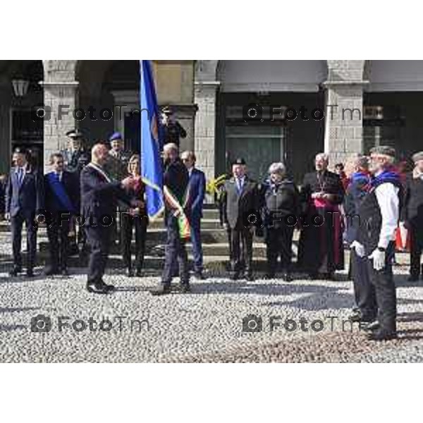 Tiziano Manzoni/LaPresse 5--04- 2024 Bergamo, Italia Cronaca piazza Vittorio Veneto passaggio bandiera Fanti Italia da Angeloni assessore al Sindaco di Trieste Roberto Dipiazza.