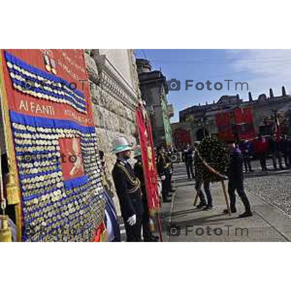 Tiziano Manzoni/LaPresse 5--04- 2024 Bergamo, Italia Cronaca piazza Vittorio Veneto passaggio bandiera Fanti Italia da Angeloni assessore al Sindaco di Trieste Roberto Dipiazza.