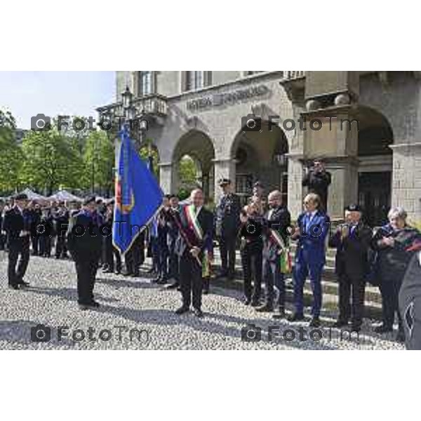 Tiziano Manzoni/LaPresse 5--04- 2024 Bergamo, Italia Cronaca piazza Vittorio Veneto passaggio bandiera Fanti Italia da Angeloni assessore al Sindaco di Trieste Roberto Dipiazza.