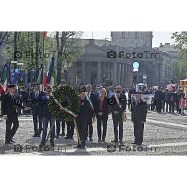 Tiziano Manzoni/LaPresse 5--04- 2024 Bergamo, Italia Cronaca piazza Vittorio Veneto passaggio bandiera Fanti Italia da Angeloni assessore al Sindaco di Trieste Roberto Dipiazza.