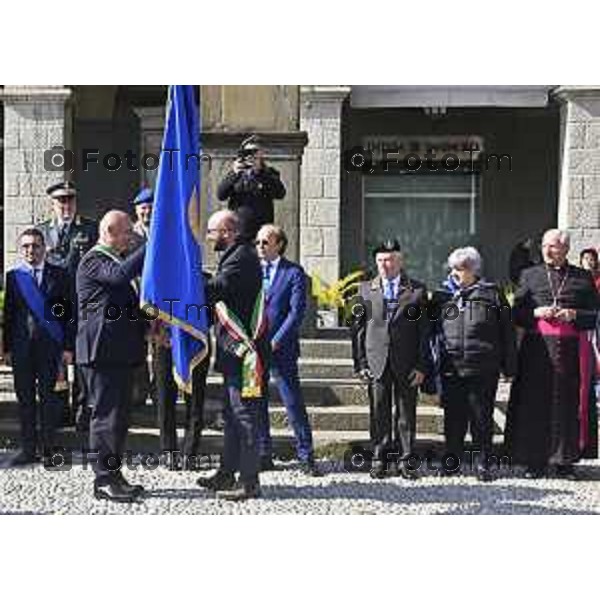 Tiziano Manzoni/LaPresse 5--04- 2024 Bergamo, Italia Cronaca piazza Vittorio Veneto passaggio bandiera Fanti Italia da Angeloni assessore al Sindaco di Trieste Roberto Dipiazza.