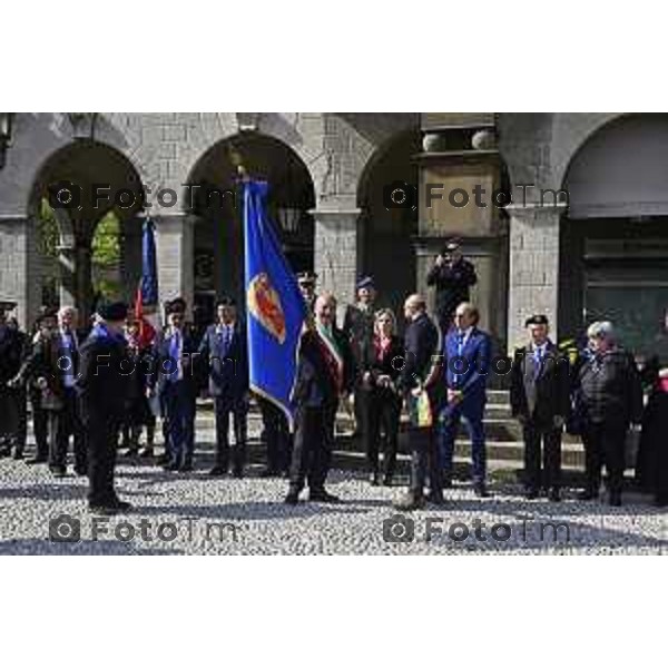 Tiziano Manzoni/LaPresse 5--04- 2024 Bergamo, Italia Cronaca piazza Vittorio Veneto passaggio bandiera Fanti Italia da Angeloni assessore al Sindaco di Trieste Roberto Dipiazza.