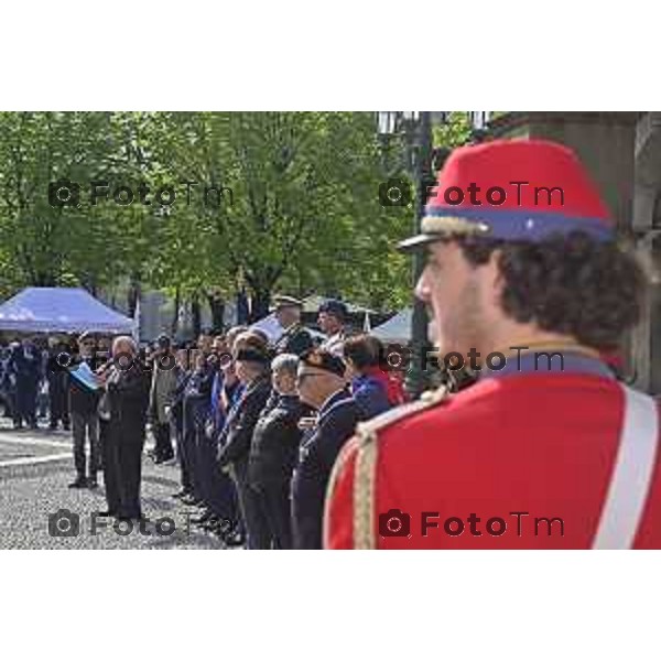 Tiziano Manzoni/LaPresse 5--04- 2024 Bergamo, Italia Cronaca piazza Vittorio Veneto passaggio bandiera Fanti Italia da Angeloni assessore al Sindaco di Trieste Roberto Dipiazza.