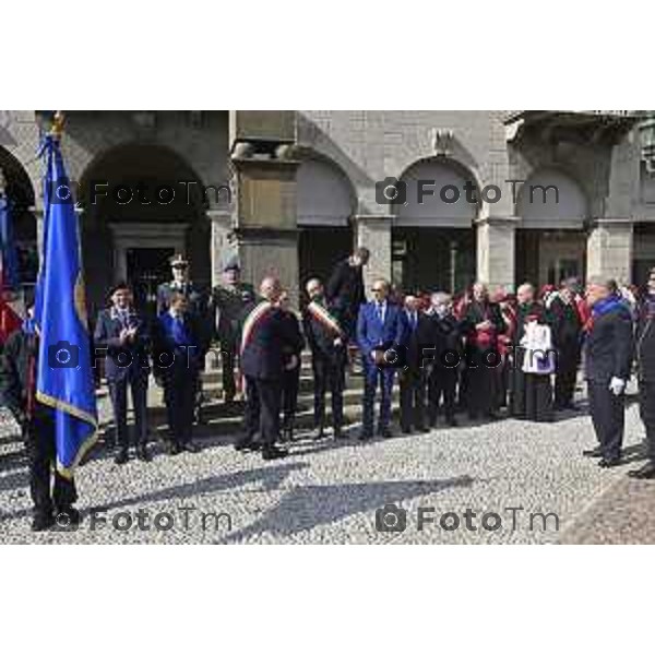 Tiziano Manzoni/LaPresse 5--04- 2024 Bergamo, Italia Cronaca piazza Vittorio Veneto passaggio bandiera Fanti Italia da Angeloni assessore al Sindaco di Trieste Roberto Dipiazza.