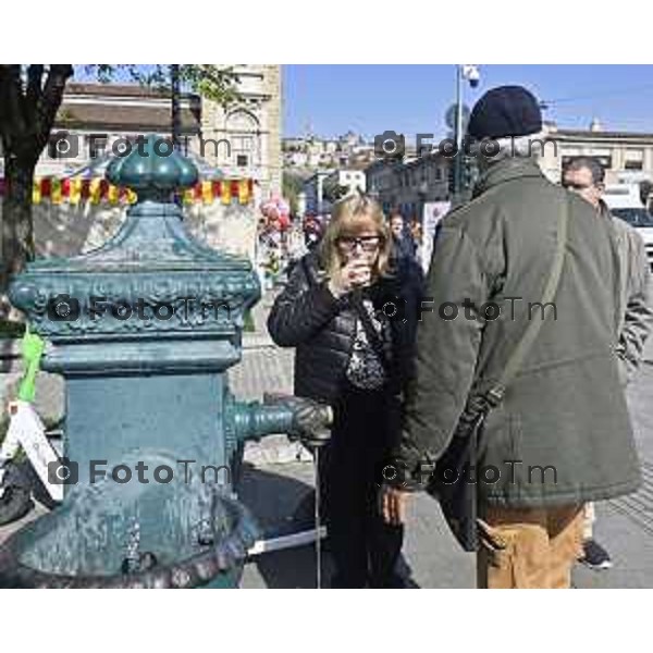 Tiziano Manzoni/LaPresse 5--04- 2024 Bergamo, Italia Cronaca piazza Vittorio Veneto passaggio bandiera Fanti Italia da Angeloni assessore al Sindaco di Trieste Roberto Dipiazza.