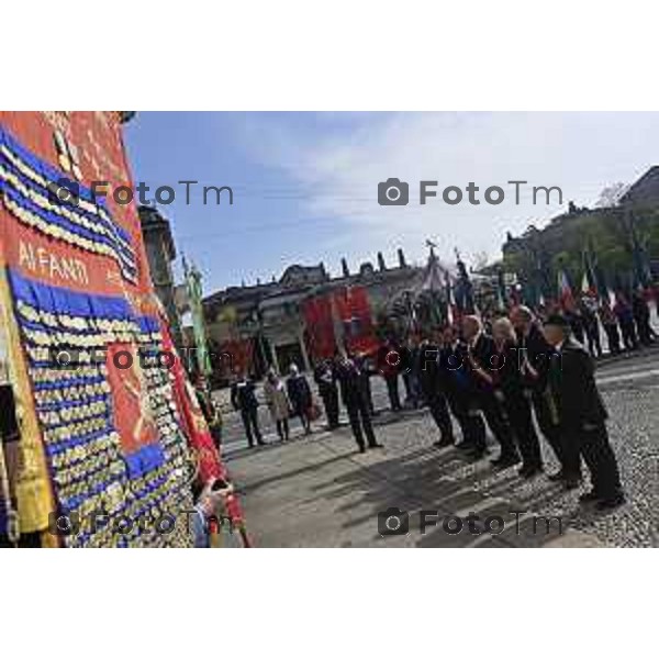 Tiziano Manzoni/LaPresse 5--04- 2024 Bergamo, Italia Cronaca piazza Vittorio Veneto passaggio bandiera Fanti Italia da Angeloni assessore al Sindaco di Trieste Roberto Dipiazza.