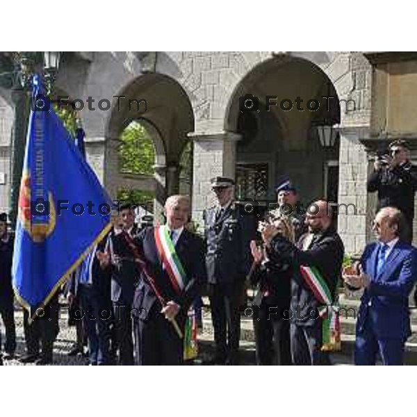 Tiziano Manzoni/LaPresse 5--04- 2024 Bergamo, Italia Cronaca piazza Vittorio Veneto passaggio bandiera Fanti Italia da Angeloni assessore al Sindaco di Trieste Roberto Dipiazza.