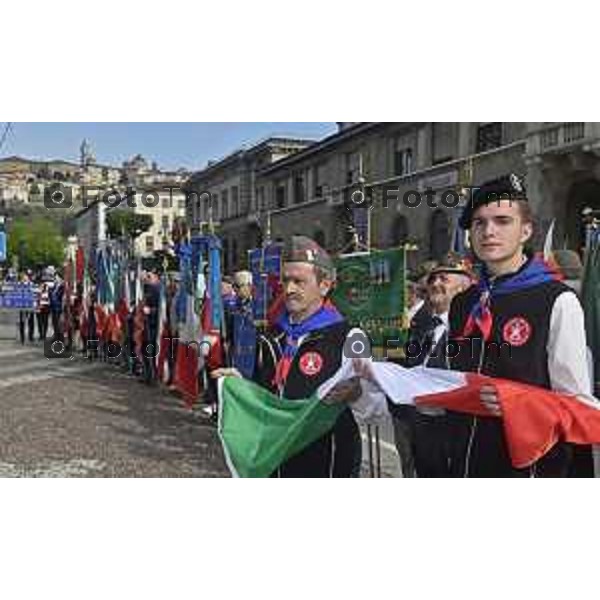 Tiziano Manzoni/LaPresse 5--04- 2024 Bergamo, Italia Cronaca piazza Vittorio Veneto passaggio bandiera Fanti Italia da Angeloni assessore al Sindaco di Trieste Roberto Dipiazza.