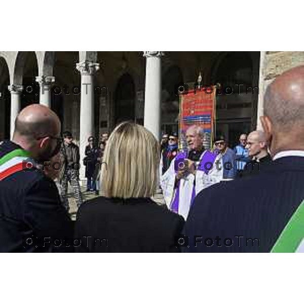 Tiziano Manzoni/LaPresse 5--04- 2024 Bergamo, Italia Cronaca piazza Vittorio Veneto passaggio bandiera Fanti Italia da Angeloni assessore al Sindaco di Trieste Roberto Dipiazza assistente ecclesiastico dei Fanti bergamaschi Don Daniel Boscaglia.