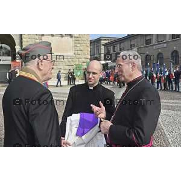 Tiziano Manzoni/LaPresse 5--04- 2024 Bergamo, Italia Cronaca piazza Vittorio Veneto passaggio bandiera Fanti Italia da Angeloni assessore al Sindaco di Trieste Roberto Dipiazza assistente ecclesiastico dei Fanti bergamaschi Don Daniel Boscaglia.