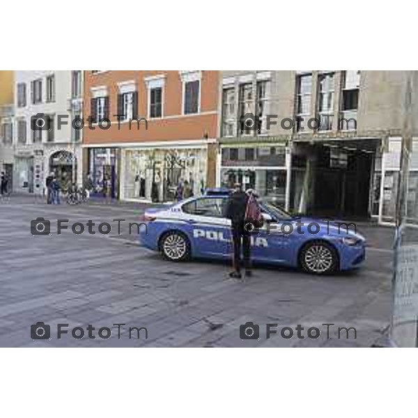 Tiziano Manzoni/LaPresse 11 -04- 2024 Bergamo, Italia Cronaca Bergamo via XX Settembre Aprile tre tipi di vestiari piumino e maniche ocrte nello stesso giorno controlli polizia