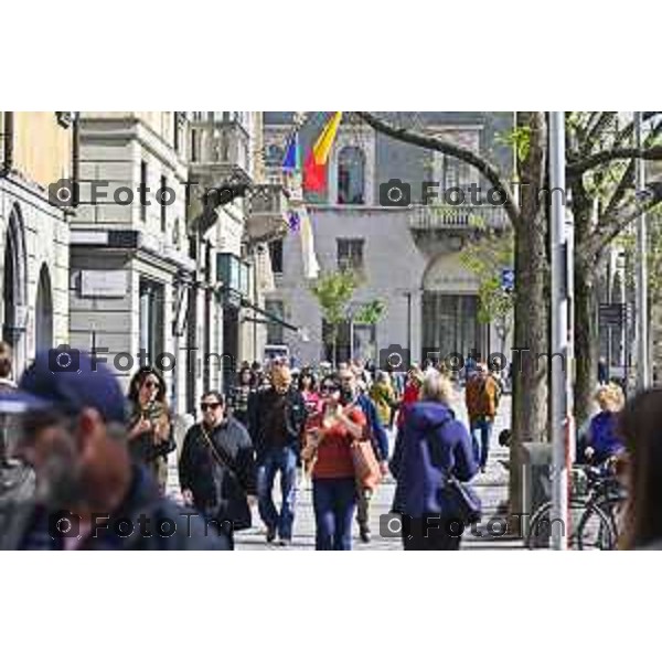 Tiziano Manzoni/LaPresse 11 -04- 2024 Bergamo, Italia Cronaca Bergamo via XX Settembre Aprile tre tipi di vestiari piumino e maniche ocrte nello stesso giorno controlli polizia