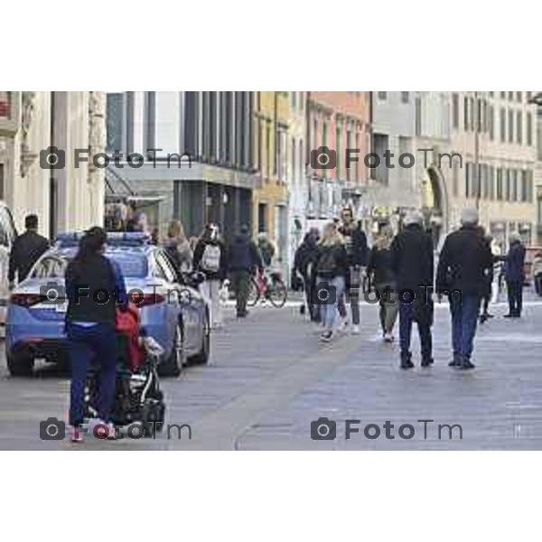 Tiziano Manzoni/LaPresse 11 -04- 2024 Bergamo, Italia Cronaca Bergamo via XX Settembre Aprile tre tipi di vestiari piumino e maniche ocrte nello stesso giorno controlli polizia