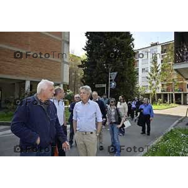 Tiziano Manzoni/LaPresse 5--04- 2024 Bergamo, Italia Cronaca Bergamo Pezzotta Andrea in visita al quartiere Monterosso