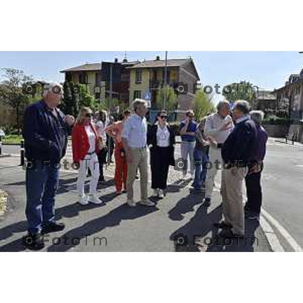 Tiziano Manzoni/LaPresse 5--04- 2024 Bergamo, Italia Cronaca Bergamo Pezzotta Andrea in visita al quartiere Monterosso