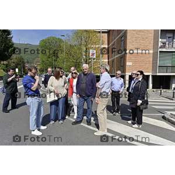 Tiziano Manzoni/LaPresse 5--04- 2024 Bergamo, Italia Cronaca Bergamo Pezzotta Andrea in visita al quartiere Monterosso