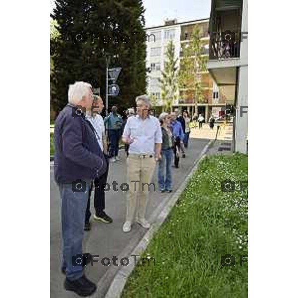 Tiziano Manzoni/LaPresse 5--04- 2024 Bergamo, Italia Cronaca Bergamo Pezzotta Andrea in visita al quartiere Monterosso