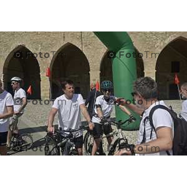 Tiziano Manzoni/LaPresse 13--04- 2024 Bergamo, Italia Cronaca Bergamo Inaugura la ciclovia che collega Bergamo a Brescia: Capitale della Cultura, un percorso di oltre 70km i Paratico.