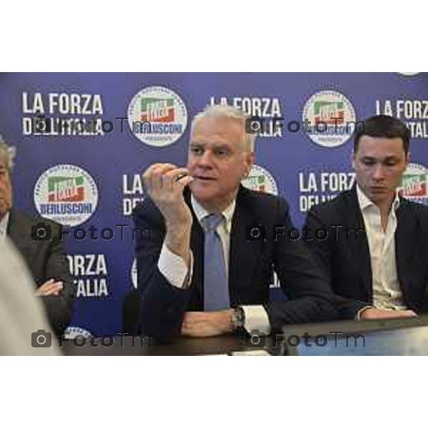 Tiziano Manzoni/LaPresse 15-04- 2024 Bergamo, Italia Cronaca Bergamo Forza Italia il ministro della Pubblica Amministrazione Paolo Zangrillo.Stefano Benigni, Forza Italia, Andrea Pezzotta, dirigenti azzurri e candidati alle elezioni comunali della città lombarda