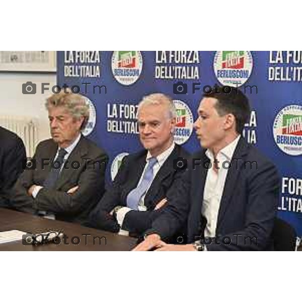 Tiziano Manzoni/LaPresse 15-04- 2024 Bergamo, Italia Cronaca Bergamo Forza Italia il ministro della Pubblica Amministrazione Paolo Zangrillo.Stefano Benigni, Forza Italia, Andrea Pezzotta, dirigenti azzurri e candidati alle elezioni comunali della città lombarda