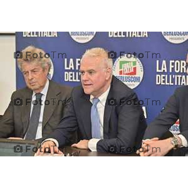 Tiziano Manzoni/LaPresse 15-04- 2024 Bergamo, Italia Cronaca Bergamo Forza Italia il ministro della Pubblica Amministrazione Paolo Zangrillo.Stefano Benigni, Forza Italia, Andrea Pezzotta, dirigenti azzurri e candidati alle elezioni comunali della città lombarda