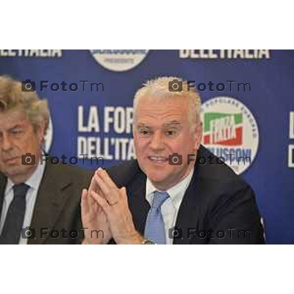 Tiziano Manzoni/LaPresse 15-04- 2024 Bergamo, Italia Cronaca Bergamo Forza Italia il ministro della Pubblica Amministrazione Paolo Zangrillo.Stefano Benigni, Forza Italia, Andrea Pezzotta, dirigenti azzurri e candidati alle elezioni comunali della città lombarda