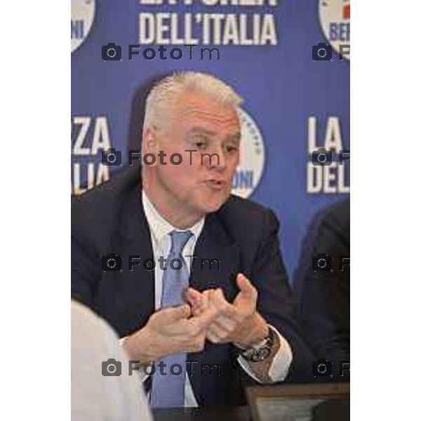 Tiziano Manzoni/LaPresse 15-04- 2024 Bergamo, Italia Cronaca Bergamo Forza Italia il ministro della Pubblica Amministrazione Paolo Zangrillo.Stefano Benigni, Forza Italia, Andrea Pezzotta, dirigenti azzurri e candidati alle elezioni comunali della città lombarda