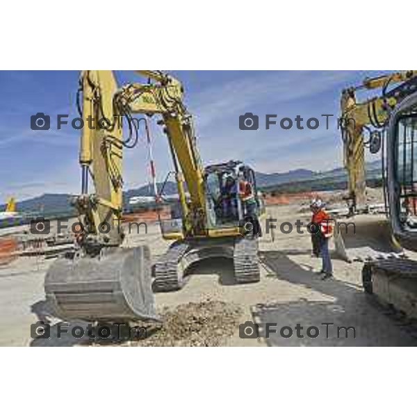 Tiziano Manzoni/LaPresse 19--04- 2024 Bergamo, Italia Cronaca Bergamo cerimonia apertura cantiere terminal est - Aeroporto Milano Orio Al Serio . Bellingardi e Armelia Corti
