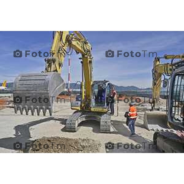 Tiziano Manzoni/LaPresse 19--04- 2024 Bergamo, Italia Cronaca Bergamo cerimonia apertura cantiere terminal est - Aeroporto Milano Orio Al Serio . Bellingardi e Armelia Corti