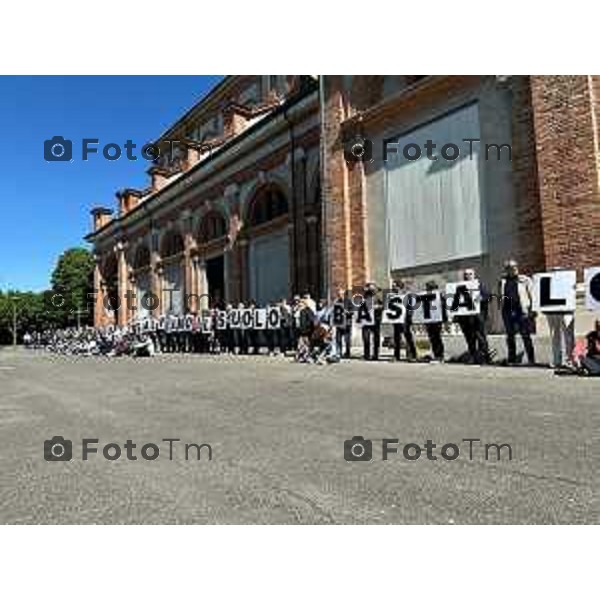 Tiziano Manzoni/LaPresse 20-04- 2024 Bergamo, Italia Cronaca Bergamo Caravaggio Bg abbraccio al santuario contro le logistiche