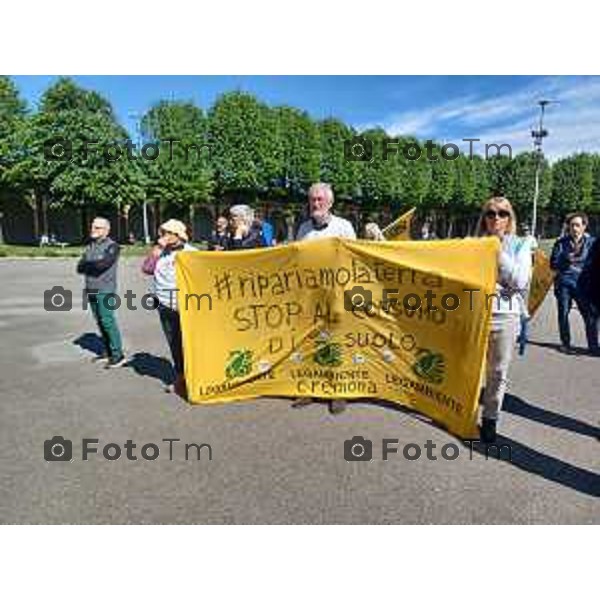 Tiziano Manzoni/LaPresse 20-04- 2024 Bergamo, Italia Cronaca Bergamo Caravaggio Bg abbraccio al santuario contro le logistiche