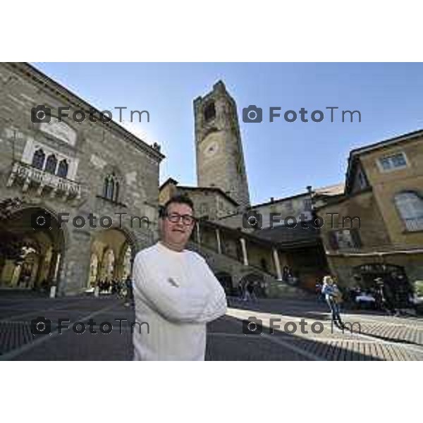 Tiziano Manzoni/LaPresse 22-04- 2024 Bergamo, Italia CronacaBergamo Cristian Cocco attore e inviato Striscia la Notizia a Bergamo piazza vecchia