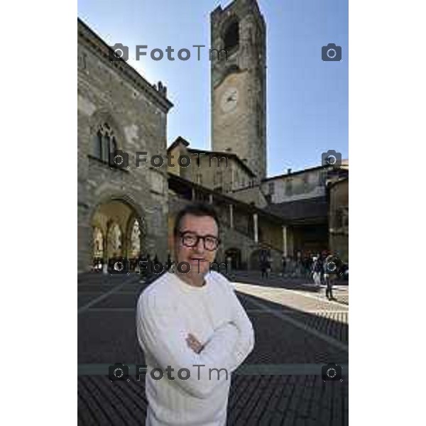 Tiziano Manzoni/LaPresse 22-04- 2024 Bergamo, Italia CronacaBergamo Cristian Cocco attore e inviato Striscia la Notizia a Bergamo piazza vecchia