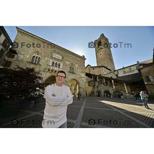 Tiziano Manzoni/LaPresse 22-04- 2024 Bergamo, Italia CronacaBergamo Cristian Cocco attore e inviato Striscia la Notizia a Bergamo piazza vecchia