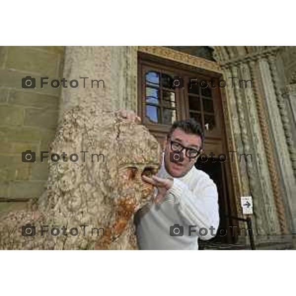 Tiziano Manzoni/LaPresse 22-04- 2024 Bergamo, Italia CronacaBergamo Cristian Cocco attore e inviato Striscia la Notizia a Bergamo piazza vecchia