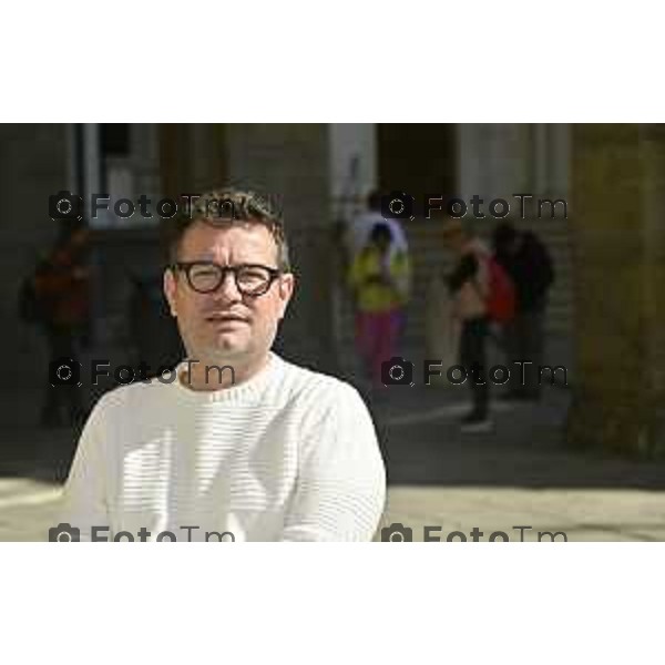 Tiziano Manzoni/LaPresse 22-04- 2024 Bergamo, Italia CronacaBergamo Cristian Cocco attore e inviato Striscia la Notizia a Bergamo piazza vecchia