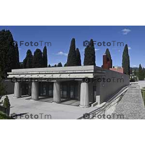 Tiziano Manzoni/LaPresse 22--04- 2024 Bergamo, Italia Cronaca Bergamo cimitero monumentale forno crematorio e lapidi rotte