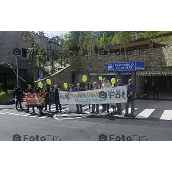 Tiziano Manzoni/LaPresse 4--05- 2024 Bergamo, Italia Cronaca Bergamo inaugurazione parking Fara "contro-inaugurazione", organizzata dal comitato No ParkingFara, che ritiene ci siano irregolarità e siano state compiute violazioni delle norme