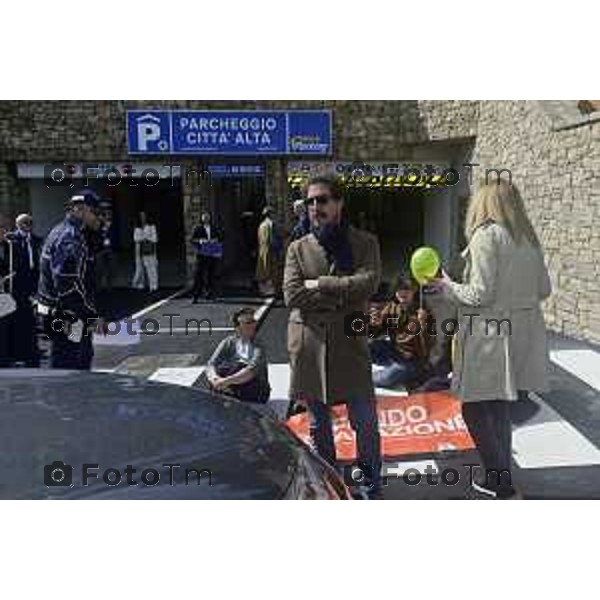 Tiziano Manzoni/LaPresse 4--05- 2024 Bergamo, Italia Cronaca Bergamo inaugurazione parking Fara "contro-inaugurazione", organizzata dal comitato No ParkingFara, che ritiene ci siano irregolarità e siano state compiute violazioni delle norme