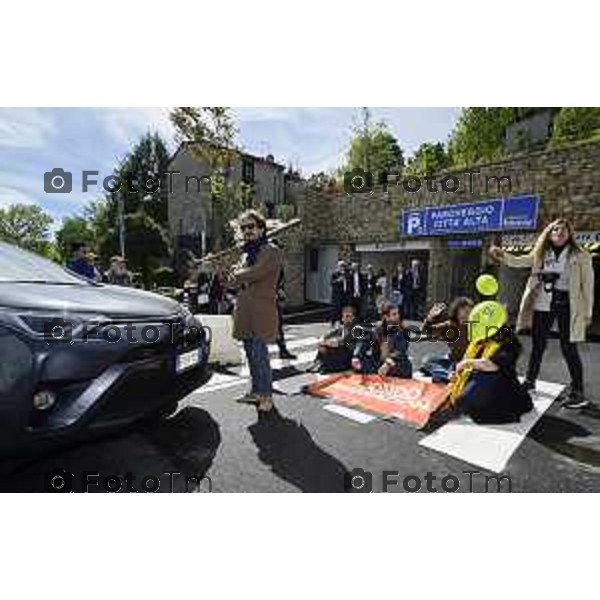 Tiziano Manzoni/LaPresse 4--05- 2024 Bergamo, Italia Cronaca Bergamo inaugurazione parking Fara "contro-inaugurazione", organizzata dal comitato No ParkingFara, che ritiene ci siano irregolarità e siano state compiute violazioni delle norme