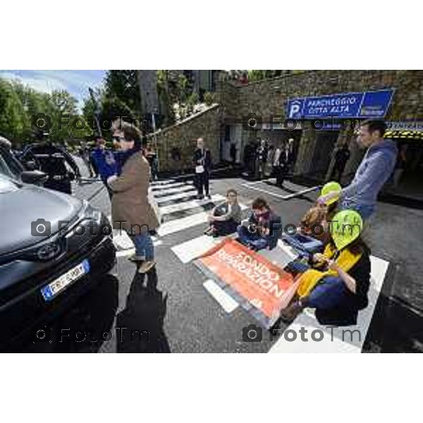 Tiziano Manzoni/LaPresse 4--05- 2024 Bergamo, Italia Cronaca Bergamo inaugurazione parking Fara "contro-inaugurazione", organizzata dal comitato No ParkingFara, che ritiene ci siano irregolarità e siano state compiute violazioni delle norme