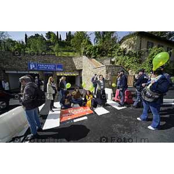 Tiziano Manzoni/LaPresse 4--05- 2024 Bergamo, Italia Cronaca Bergamo inaugurazione parking Fara "contro-inaugurazione", organizzata dal comitato No ParkingFara, che ritiene ci siano irregolarità e siano state compiute violazioni delle norme