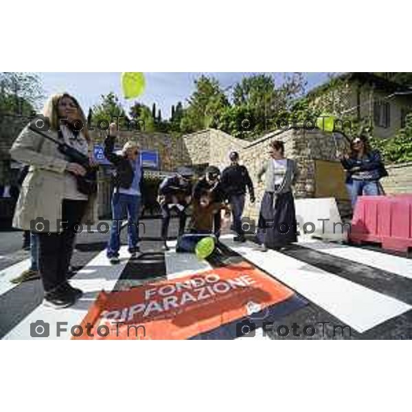 Tiziano Manzoni/LaPresse 4--05- 2024 Bergamo, Italia Cronaca Bergamo inaugurazione parking Fara "contro-inaugurazione", organizzata dal comitato No ParkingFara, che ritiene ci siano irregolarità e siano state compiute violazioni delle norme