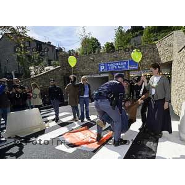 Tiziano Manzoni/LaPresse 4--05- 2024 Bergamo, Italia Cronaca Bergamo inaugurazione parking Fara "contro-inaugurazione", organizzata dal comitato No ParkingFara, che ritiene ci siano irregolarità e siano state compiute violazioni delle norme