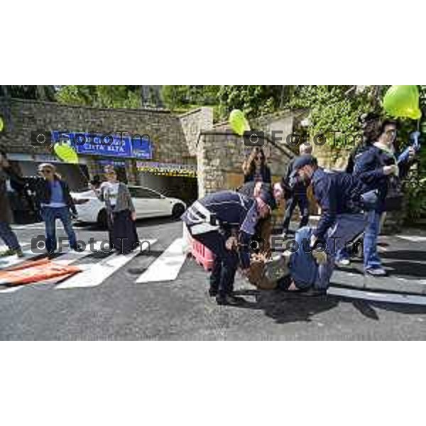 Tiziano Manzoni/LaPresse 4--05- 2024 Bergamo, Italia Cronaca Bergamo inaugurazione parking Fara "contro-inaugurazione", organizzata dal comitato No ParkingFara, che ritiene ci siano irregolarità e siano state compiute violazioni delle norme