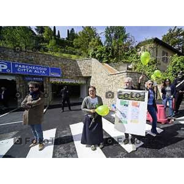 Tiziano Manzoni/LaPresse 4--05- 2024 Bergamo, Italia Cronaca Bergamo inaugurazione parking Fara "contro-inaugurazione", organizzata dal comitato No ParkingFara, che ritiene ci siano irregolarità e siano state compiute violazioni delle norme