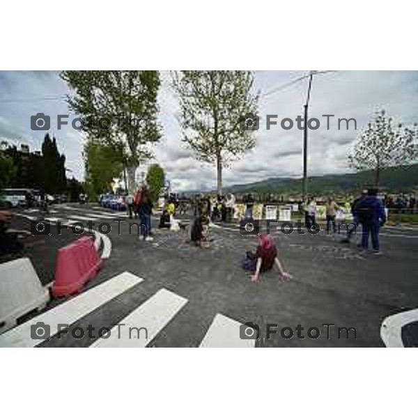 Tiziano Manzoni/LaPresse 4--05- 2024 Bergamo, Italia Cronaca Bergamo inaugurazione parking Fara "contro-inaugurazione", organizzata dal comitato No ParkingFara, che ritiene ci siano irregolarità e siano state compiute violazioni delle norme